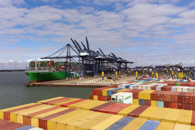 英国港口罢工持续狂欢，跨境电商卖家如何选择货物运输渠道？