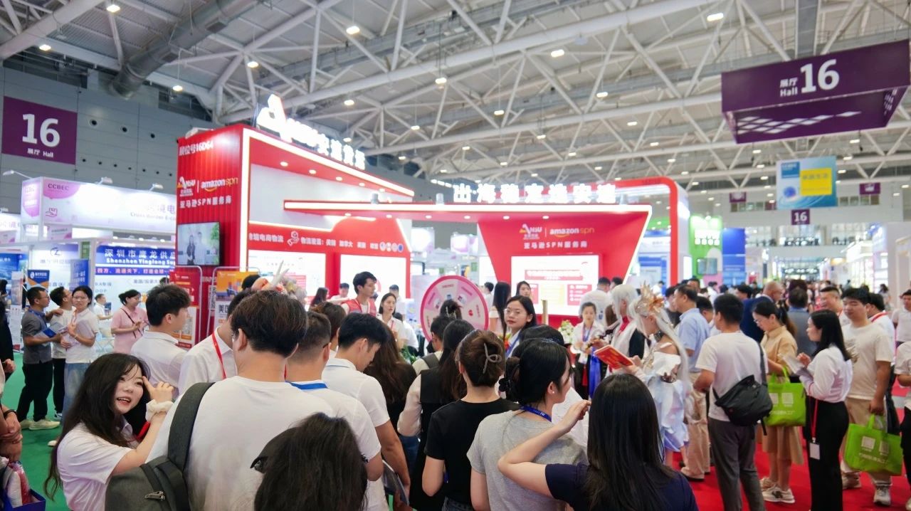 安速货运2024年深圳跨境电商展览会安速货运展台前人来人往.jpg